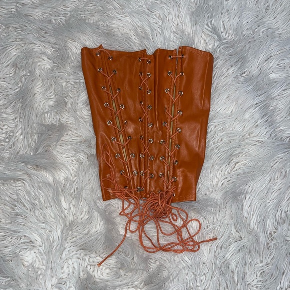 Cape Clique Corset - Picture 2 of 9